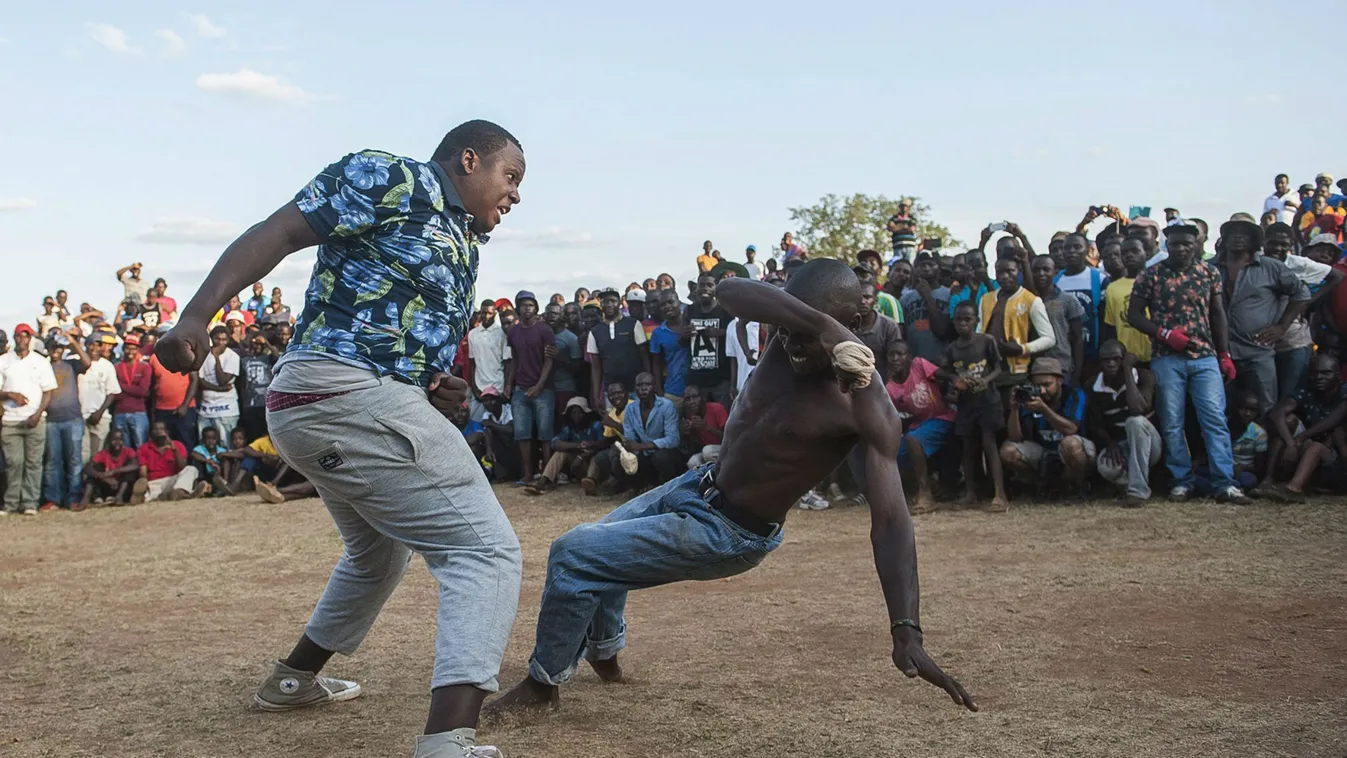 Venda törzs két tagjáról az évenként megrendezett pusztakezes ökölvívó tornán a Dél-afrikai Köztársaságban fekvő Tshisebiben december 26-án. (MTI/EPA/Shiraaz Mohamed) 