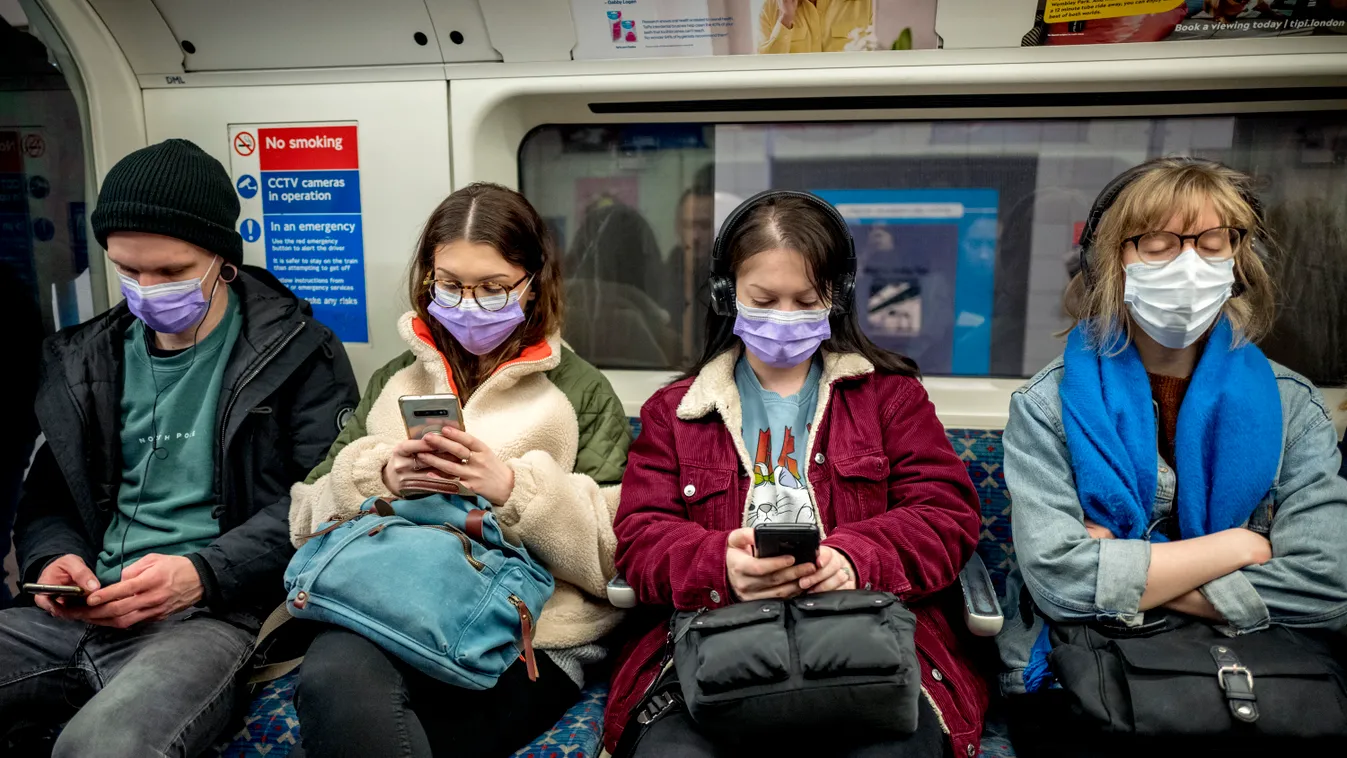 Koronavírus, vírus, maszk, szájmaszk, tömegközlekedés, metró, London, Egyesült Királyság 