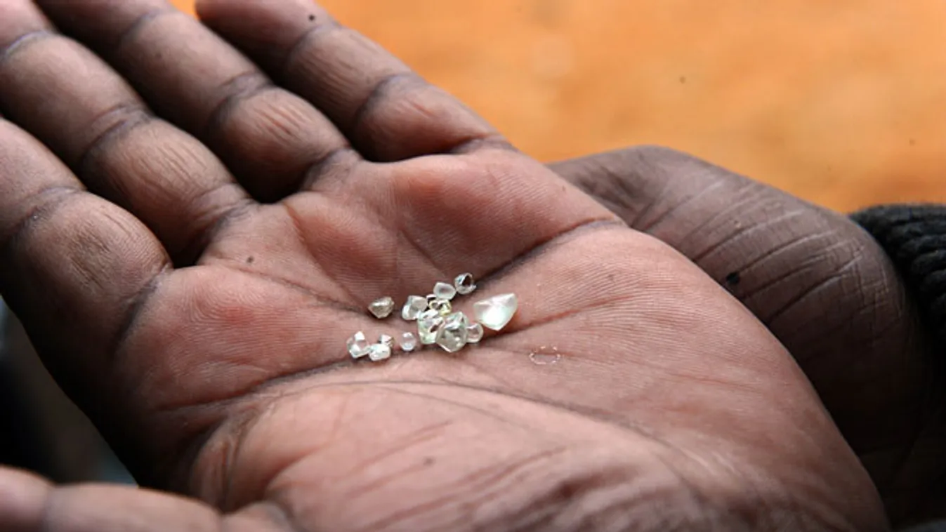 BRICS, Dél-Afrika, nyers gyémántot tart a kezében egy dél-afrikai bányász 