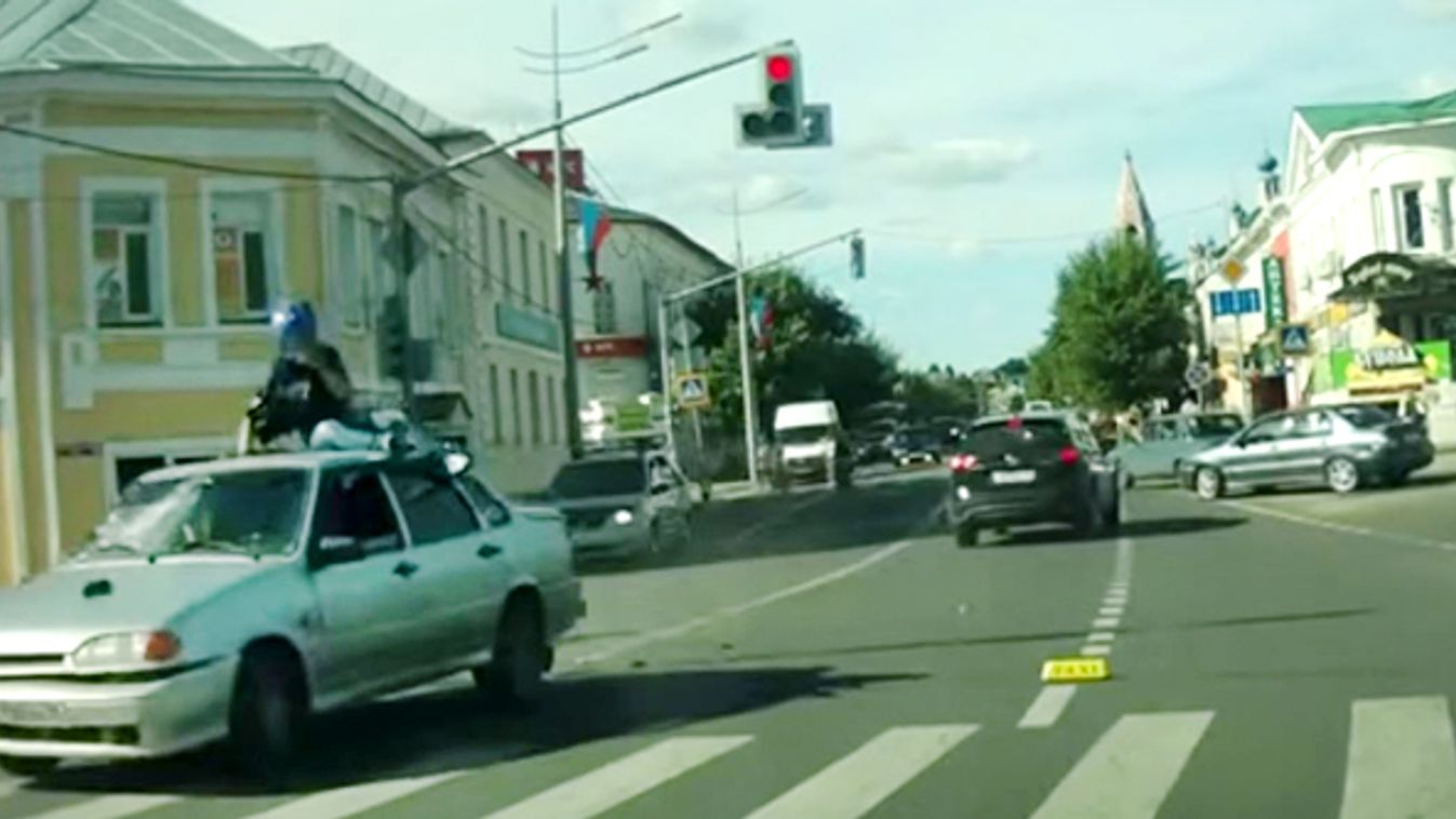Lucky Biker Lands on Car Roof After Crash [Real Life Stuntman] címlapi kép 
