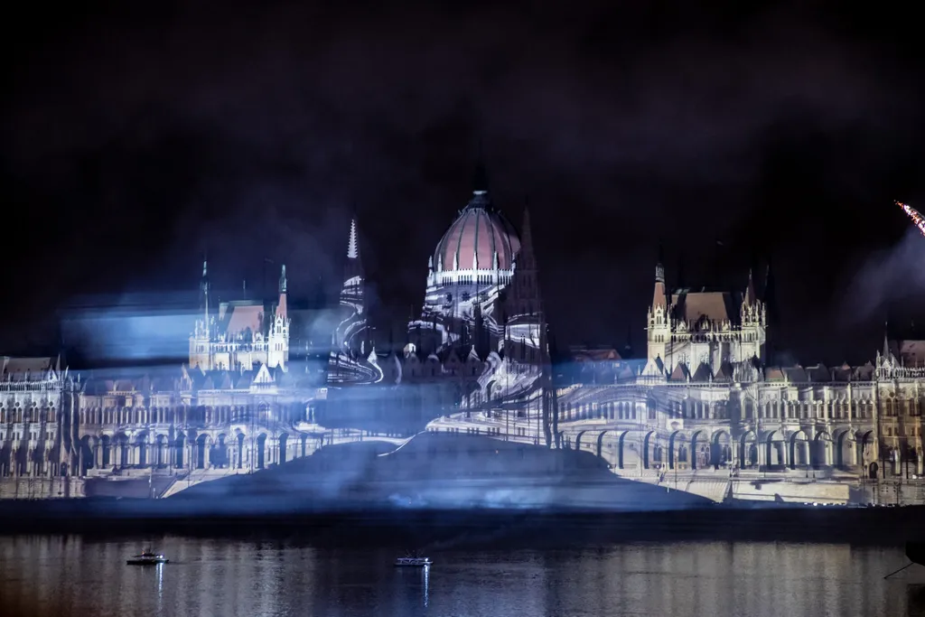 Tűzijáték, Budapest, 2022.08.27., tömeg, „Tűz és fények játéka" című műsor, fényfestés, drónshow, 4 rész 