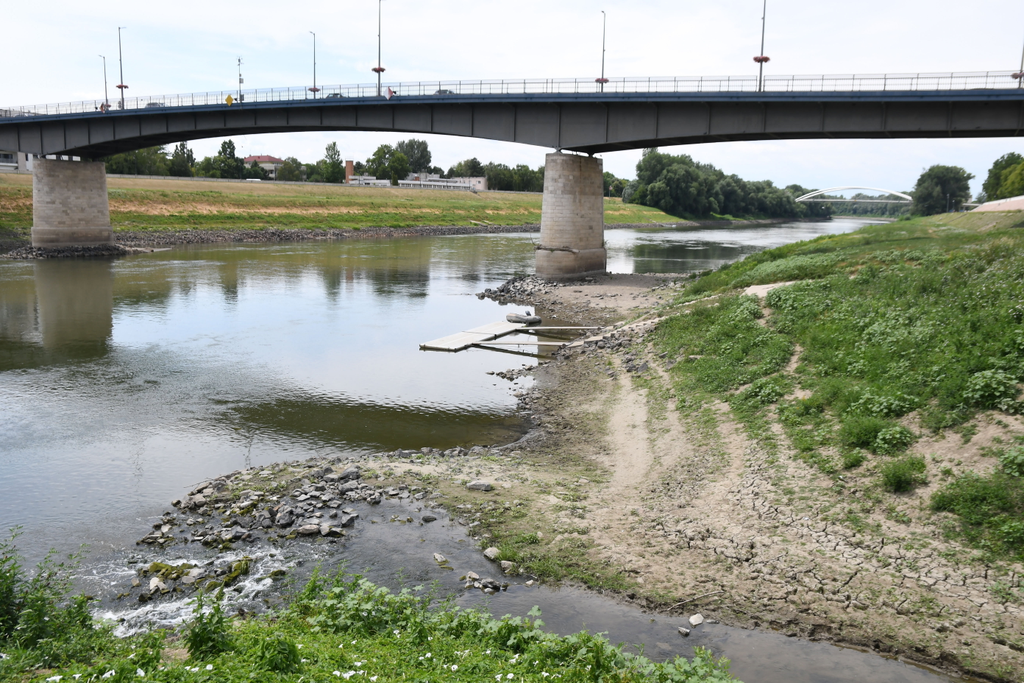 FOLYÓ folyópart híd KÖZLEKEDÉSI LÉTESÍTMÉNY TÁJ Tisza 	Nagyon alacsony a Tisza vízállása 