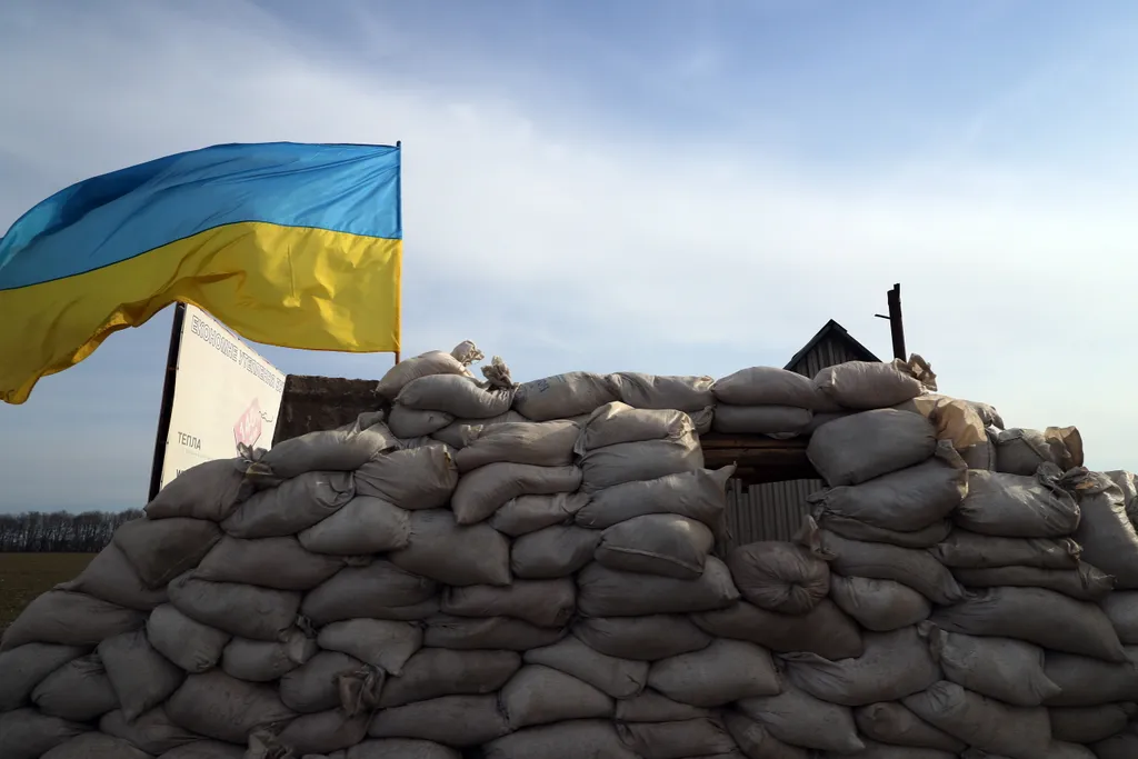 Ukrán válság 2022, ukrán, orosz, háború, orosz-ukrán háború, ukrán konfliktus, zászló ellenőrzőpont, homokzsák, barikád, Cserkaszi, Ukrajna 