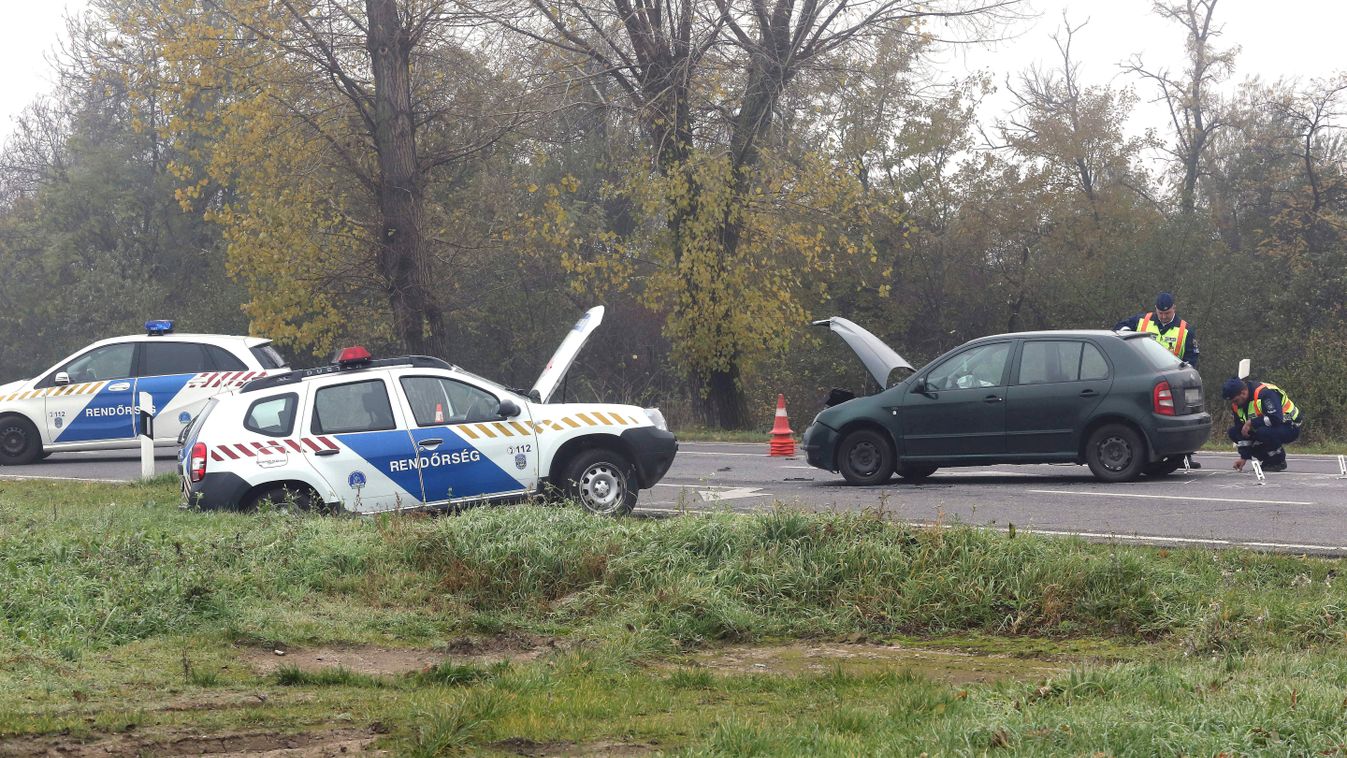 Százhalombatta, 2015. november 9.
Rendőrök helyszínelnek a 6-os főúton Százhalombatta térségében, ahol egy rendőrautó és egy személygépkocsi karambolozott 2015. november 9-én. A balesetben a szolgálati járműben ülő két rendőr könnyebben megsérült. 