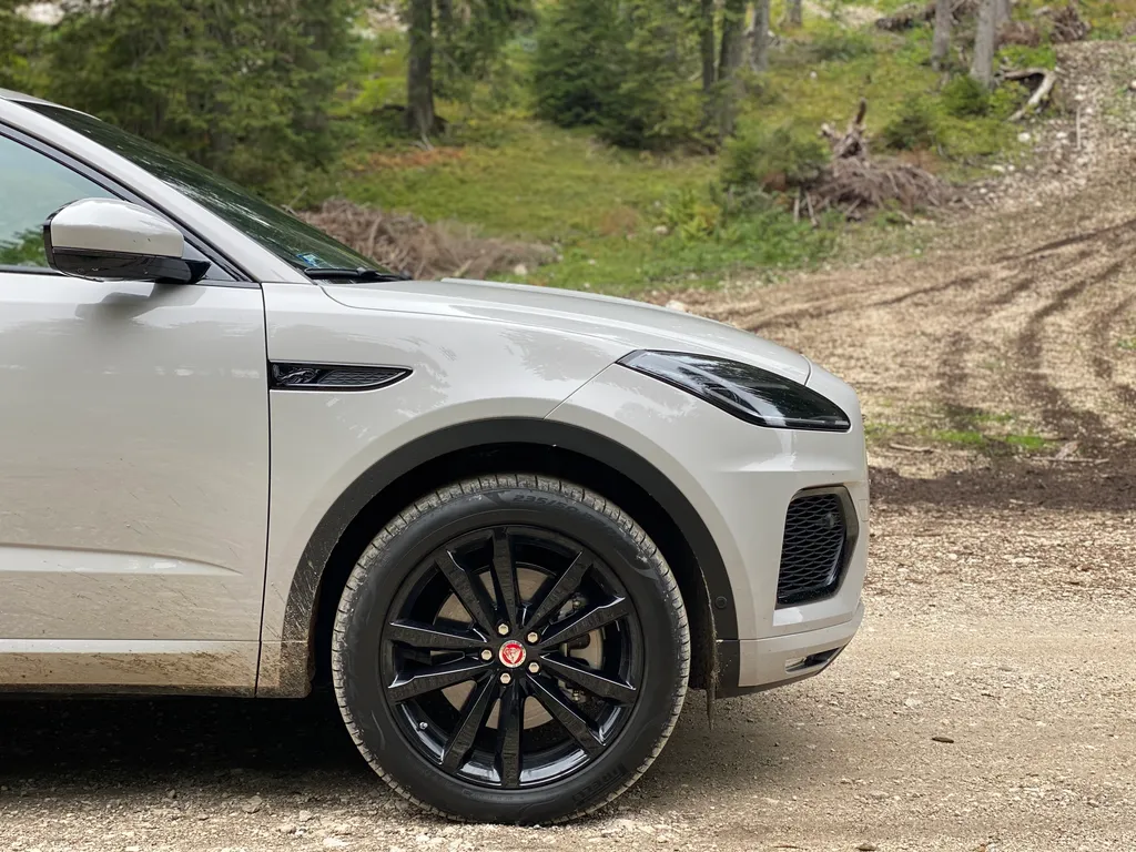 Jaguar E-Pace P300e PHEV teszt 