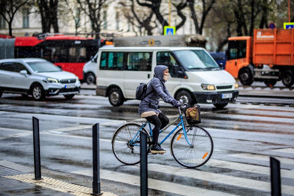 Budapest, havazás, áprilisi havazás, bicikli, maszk, koronavírus 