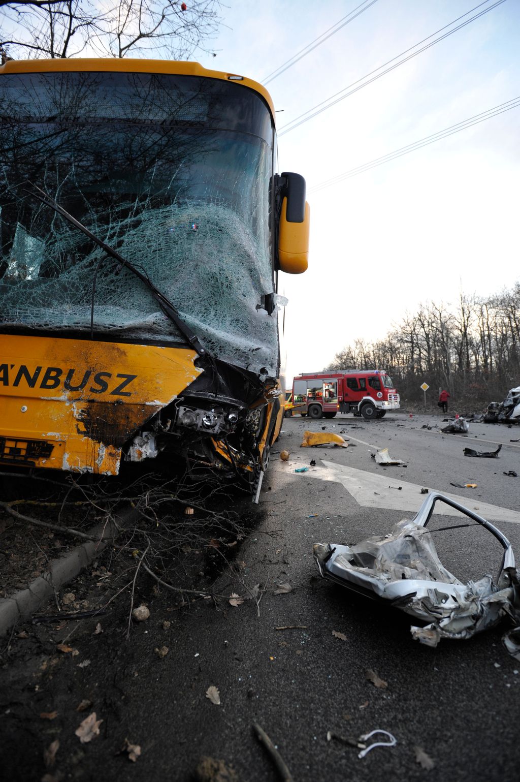 Gödöllő, 2021. január 21.
Ütközésben összetört autóbusz Gödöllőnél, a 3-as úton 2021. január 21-én. Egy autós ismeretlen okból sávot váltott, majd összeütközött a busszal. Az autót vezető férfi a helyszínen meghalt, a busz sofőrje és a jármű tizenhat utasa könnyebb sérüléseket szenvedett a balesetben.
MTI/Mihádák Zoltán 