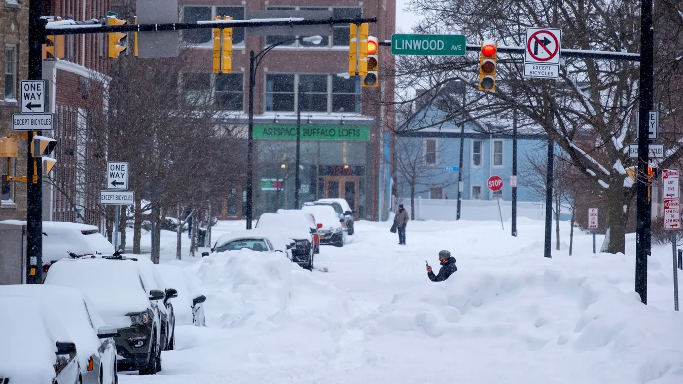New York, 2022. december 27.
Szakadatlanul havazik a New York állambeli Buffalóban 2022. december 26-án. New York államban 28-ra emelkedett a hóviharok okozta halálesetek száma. Az elmúlt öt napban az Egyesült Államokban közlekedő bel- és külföldi légijár