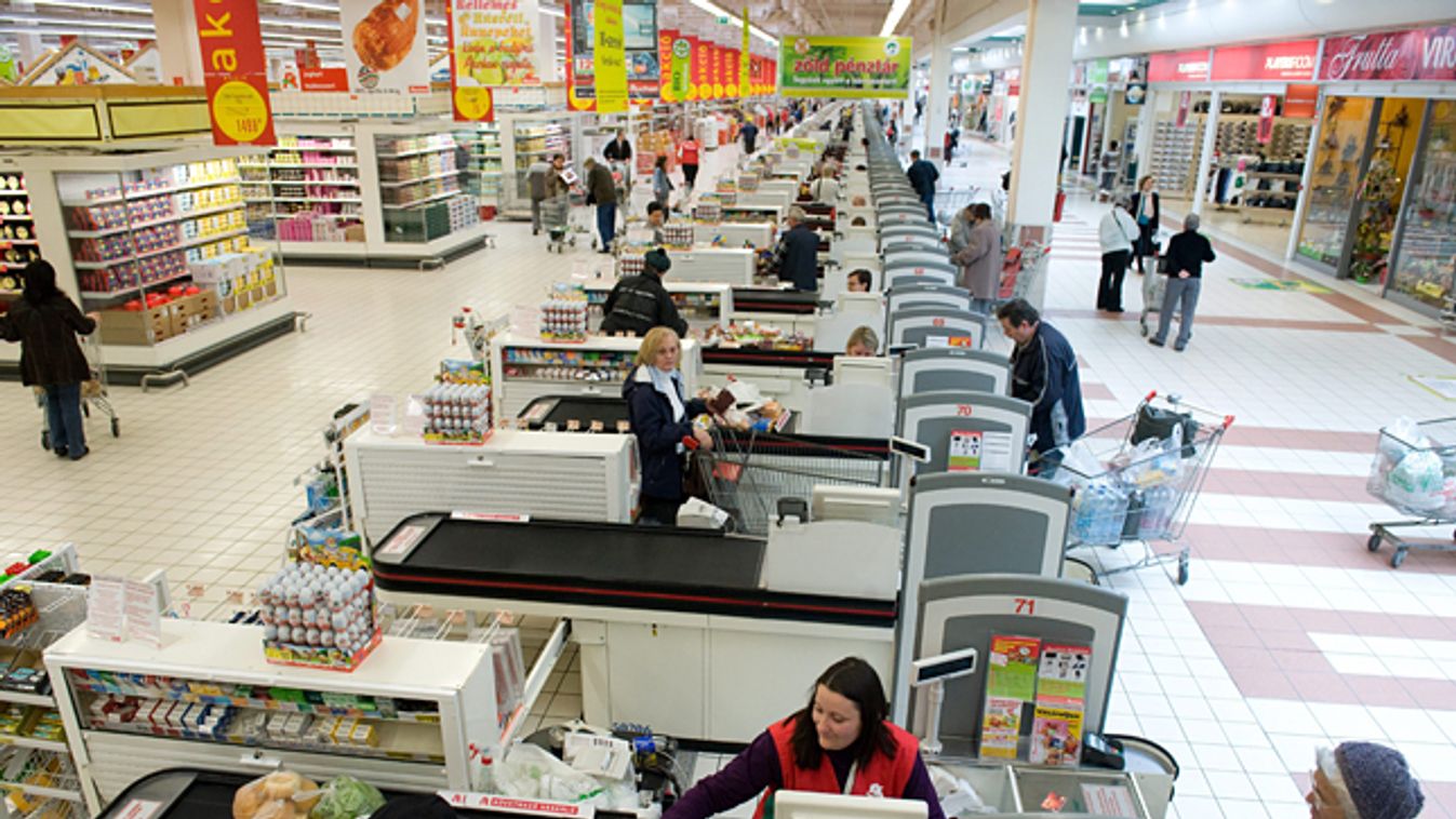 pályakezdő fiatalok, 
Vásárlók a budaörsi Auchan áruház pénztárainál 
