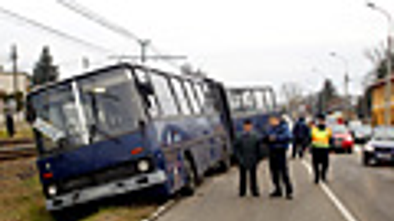 BKV, baleset, busz, XVI. ker. Veres Péter úton, ahol három autó és egy busz ütközött össze 2012. december 4-én