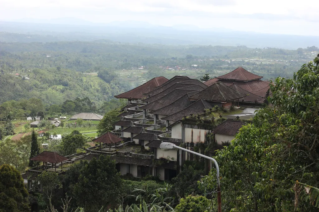 Ghost Palace Hotel, PI Bedugul Taman Rekreasi Hotel and Resort, elhagyatott, üres, szellemhotel, Bali, galéria, 2023 