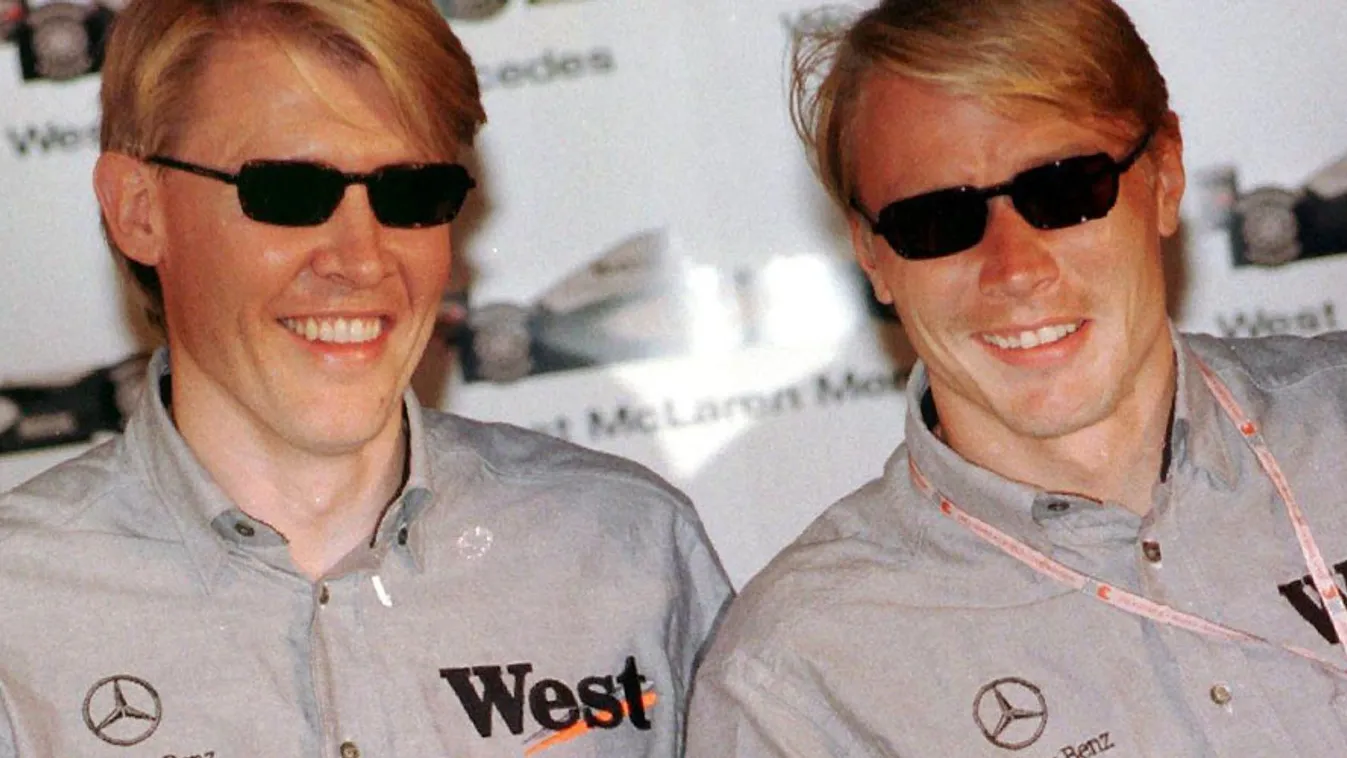 nem rokon hasonmások, Mika Hakkinen finn autóversenyző (jobbra) és brit hasonmása, David Glenn 1998-ban az Olasz Nagydíj előtt