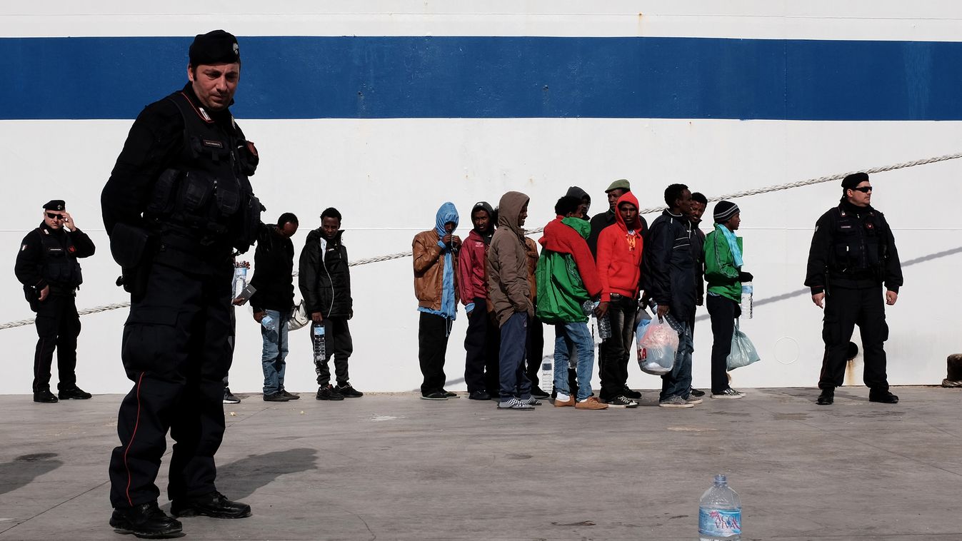 Olaszország, menekültválság, migráció, migráns, menekülttábor, Lampedusa Horizontal Migrants wait at the port of Lampedusa to board a ferry bound for Porto Empedocle in Sicily on February 20, 2015. Authorities on the Italian island of Lampedusa struggled 