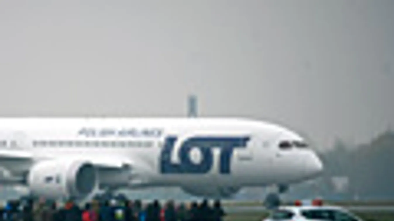  LOT lengyel légitársaság első Boeing 787-es Dreamliner utasszállító gépe leszáll a Varsói Chopin Repülőtéren