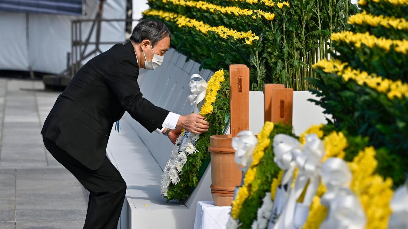 SZUGA, Josihide Hirosima, 2021. augusztus 6.
Szuga Josihide japán miniszterelnök koszorút helyez el a Hirosima elleni amerikai atomtámadás 76. évfordulójának alkalmából tartott megemlékezésen a hirosimai Atombomba-kupola előtti Béke Emlékparkban 2021. aug