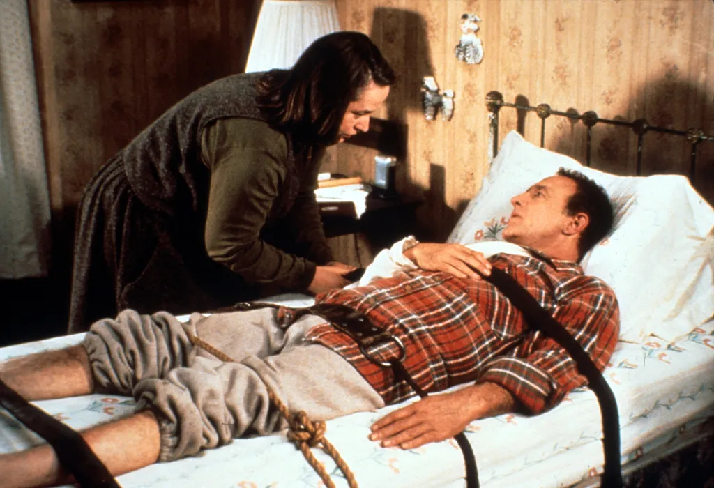 Misery (1990) usa cinema lit attacher sangle sangler to attach strap Horizontal BED 