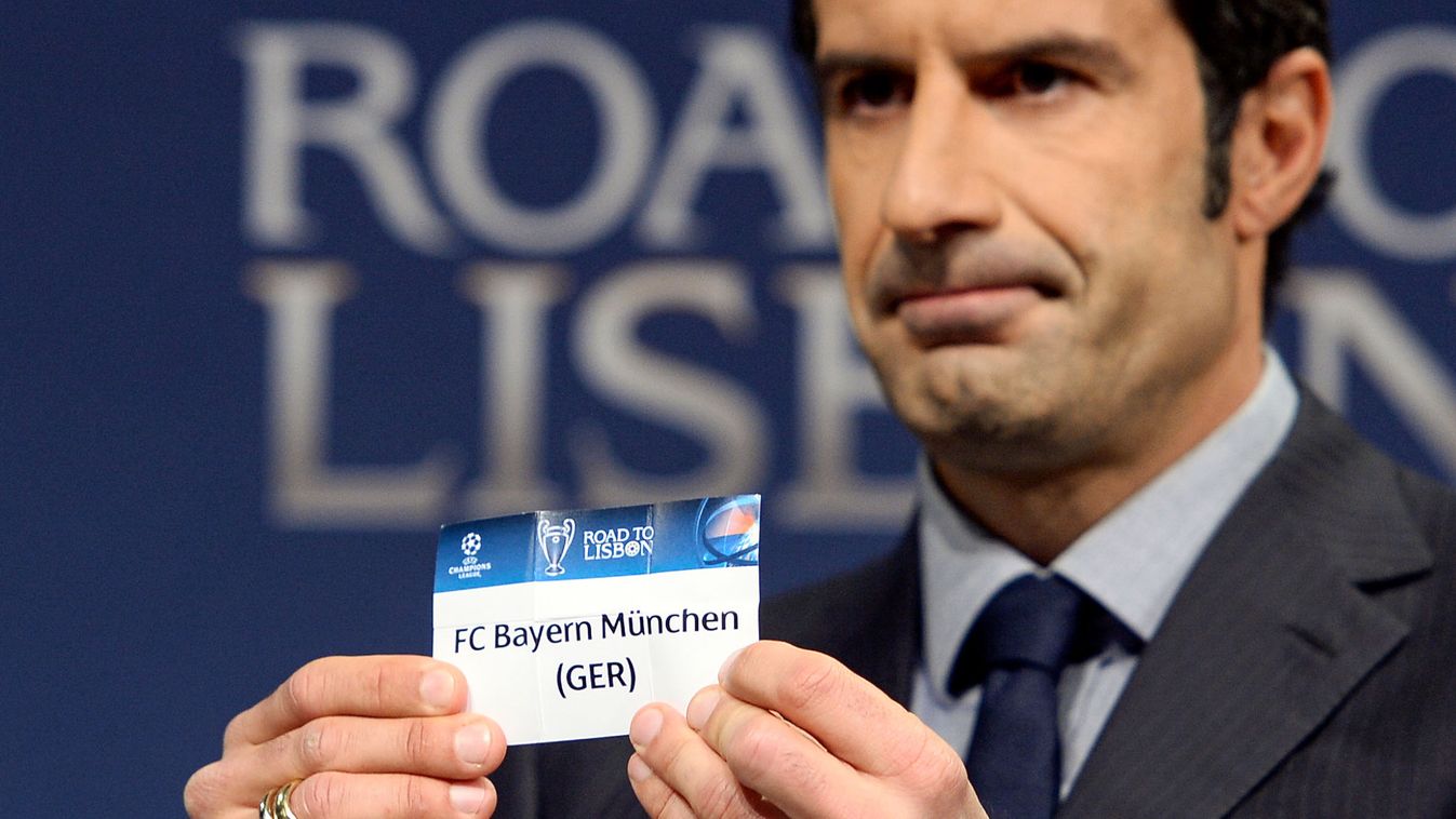 Luis Figo a Bayern München feliratával az UEFA bajnokok ligája 16 továbbjutójának sorsolásánál, 2013. december 16.