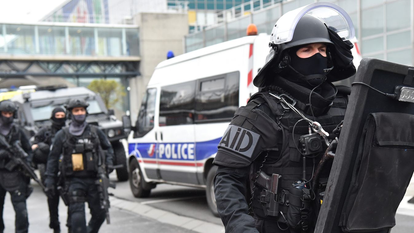 francia támadás Orly reptér repülőtér katona fegyver Párizs Franciaország 