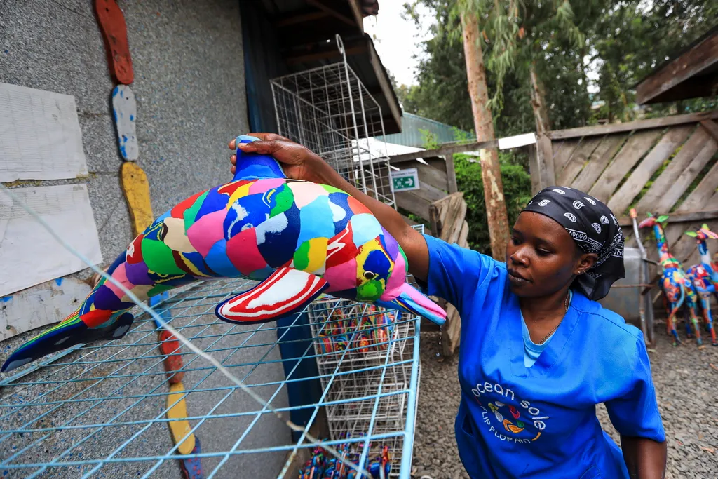 Kenya, egyedi színes játékokat készítenek régi papucsokból, papucs, újrahasznosítás, hulladék újrahasznosítás 