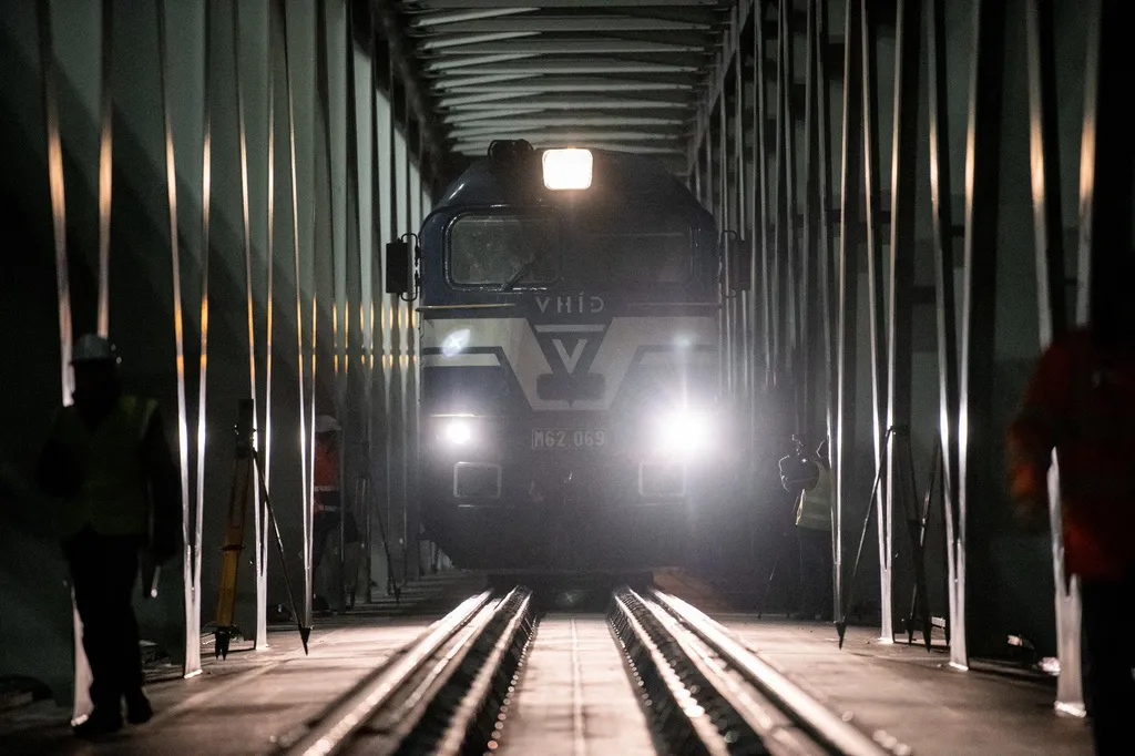 Mozdonnyal és 14 zúzottkővel megpakolt vagonnal ellenőrizték Budapest legújabb hídjának állóképességét - galéria 