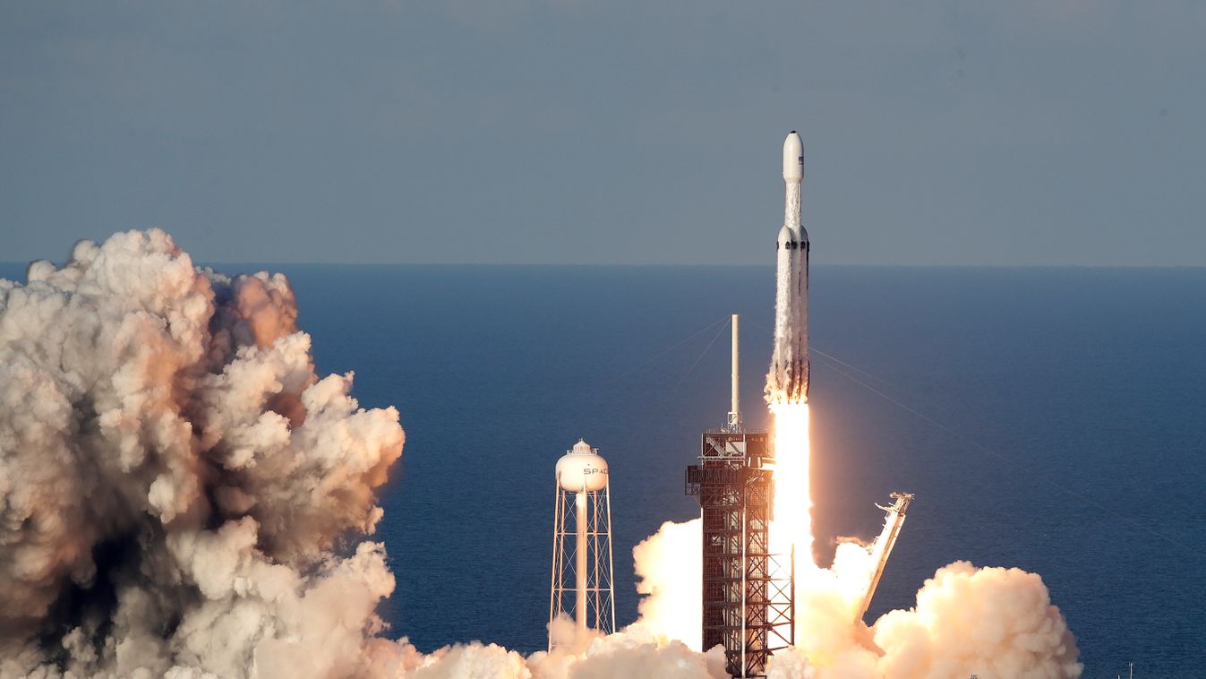 Cape Canaveral, 2019. április 12.
Felbocsátják a SpaceX amerikai űrkutatási magánvállalat távközlési műholdat a világűrbe szállító Falcon Heavy hordozórakétáját a floridai Cape Canaveralben működő Kennedy Űrközpontból 2019. április 11-én.
MTI/AP/John Raou