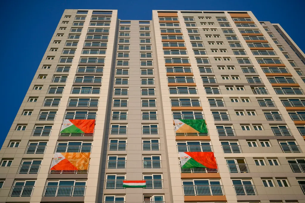 Zászlók a magyar csapat szobáinak ablakán az olimpiai faluban 