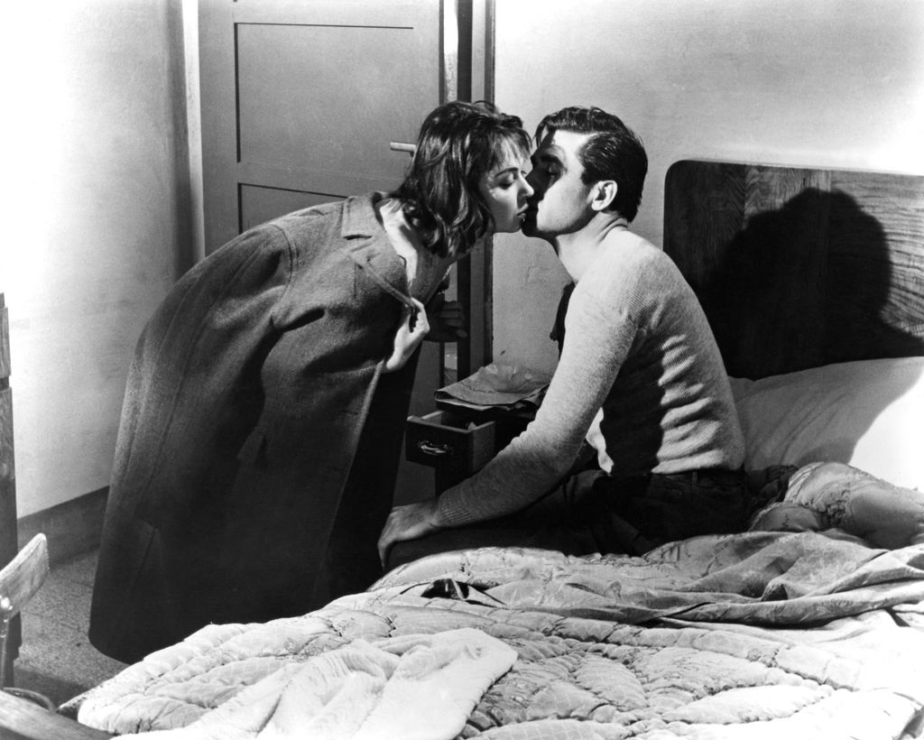 Il Grido Cinéma couple goodbye Horizontal MAN WOMAN KISS BED 
