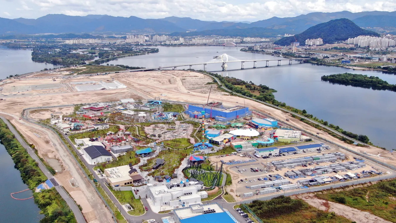 Csuncseon, 2021. szeptember 28.
Az épülő Legoland vidámpark a Szöultól mintegy 90 kilométerre, északkeletre fekvő Csuncseonban 2021. szeptember 28-án. A világ legnagyobb Lego témájú parkja a tervek szerint 2022. május 5-én, a koreai gyereknapon nyitja meg
