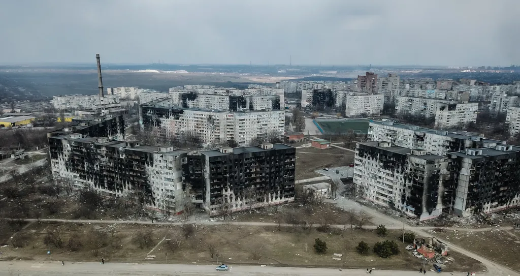 Ukrán válság 2022, orosz, ukrán, háború, Ukrajna, Mariupol, Donyeck, rom, romok, házak, lakótelep, lakások, város, légifelvétel 