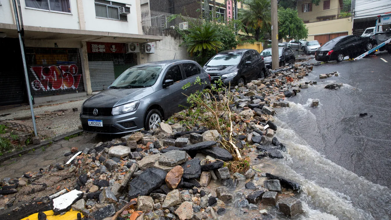 Rio de Janeiro, 2019. április 9.
Árvíz hordalékával borított út Rio de Janiero Jardim Botanico nevű negyedében 2019. április 9-én. Az árvizek következtében legkevesebb három ember életét vesztette, több iskolában szünetel a tanítás.
MTI/AP/Silvia Izquierd