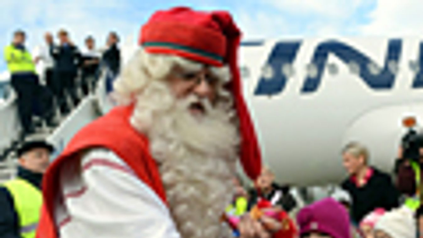Joulupukki, a finn Mikulás gyerekeknek ajándékokat ad, miután Lappföldről megérkezett a Budapest Liszt Ferenc Nemzetközi Repülőtérre 2012. november 30-án