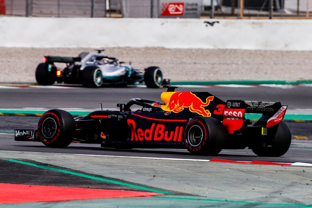 Forma-1-es szezonközi teszt, Barcelona, 1. nap, Lewis Hamilton, Mercedes-AMG Petronas, Max Verstappen, Red Bull Racing 
