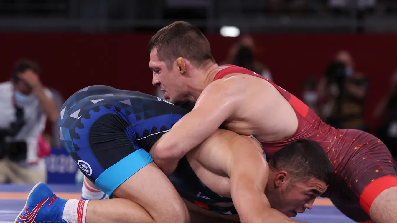 wrestling Tokió Japán 2020 olipia bírkózás Lőrincz Tamás Hungary's Tamas Lorincz (red) wrestles Kyrgyzstan's Akzhol Makhmudov in their men's greco-roman 77kg wrestling final match during the Tokyo 2020 Olympic Games at the 