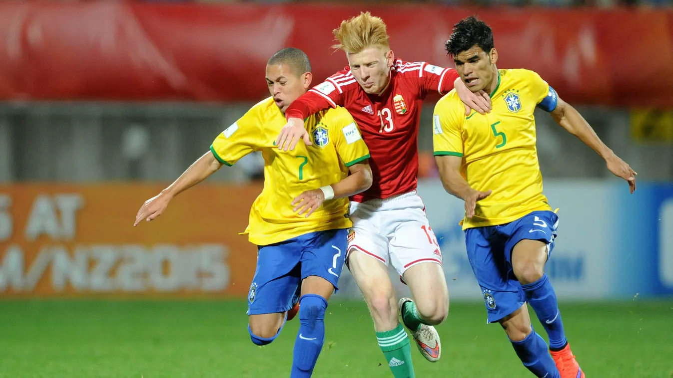 New Plymouth, 2015. június 4.
Kalmár Zsolt két brazil játékos, Marco Guilherme (b) és Danilo (j) között az U20-as labdarúgó-világbajnokság E csoportjának második fordulójában játszott Magyarország-Brazília mérkőzésen az új-zélandi New Plymouthban 2015. jú