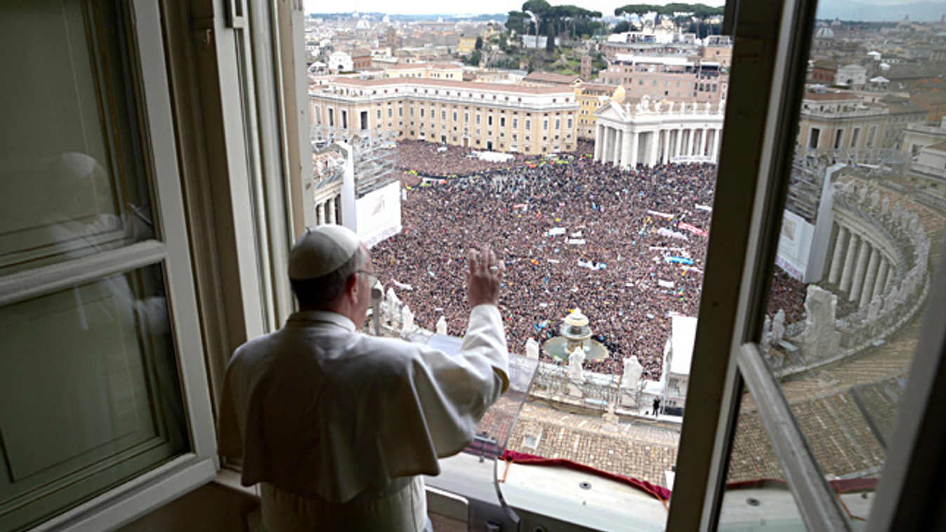 Ferenc pápa első egyházfői úrangyala (Angelus) imádságát mondja el a vatikáni Szent Péter térre néző dolgozószobájának ablakából 2013. március 17-én 