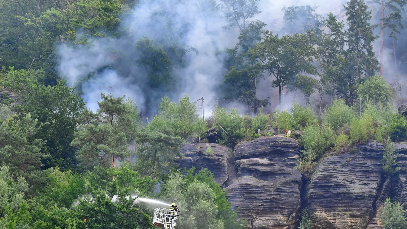 Hrensko, 2022. július 27.
Tűzoltó dolgozik a lángok megfékezésén a csehországi Hrensko közelében fekvő Ceske Svycarsko (Cseh Svájc) Nemzeti Parkban 2022. július 27-én.
MTI/AP/CTK/Ondrej Hajek 
