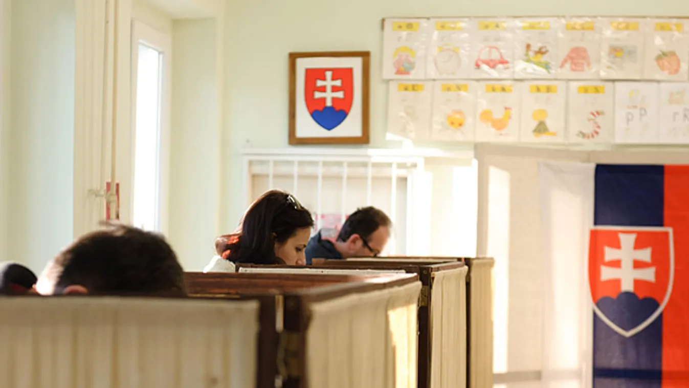 szlovákia, választások, Helyi lakosok töltik ki szavazólapjaikat az előrehozott parlamenti választásokon a 2. számú szavazókörnek otthont adó óvodában Somorján 