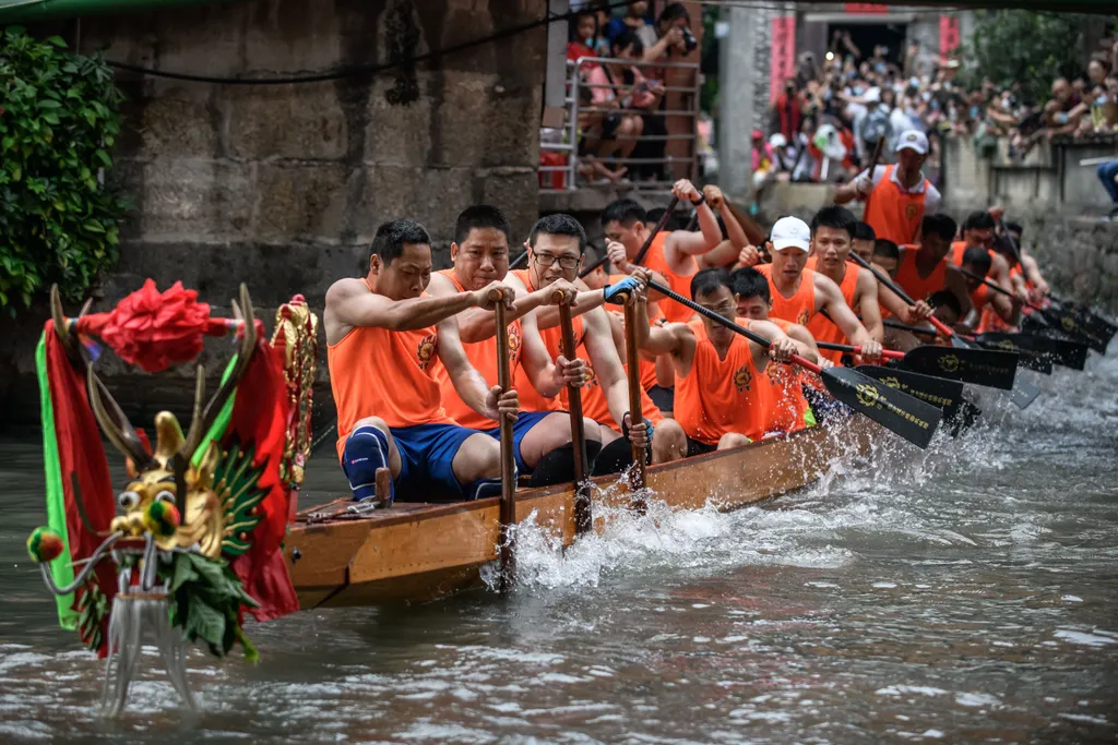 Sárkányhajó Kína Dragon boat drifting in Chinaâs Foshan festival 