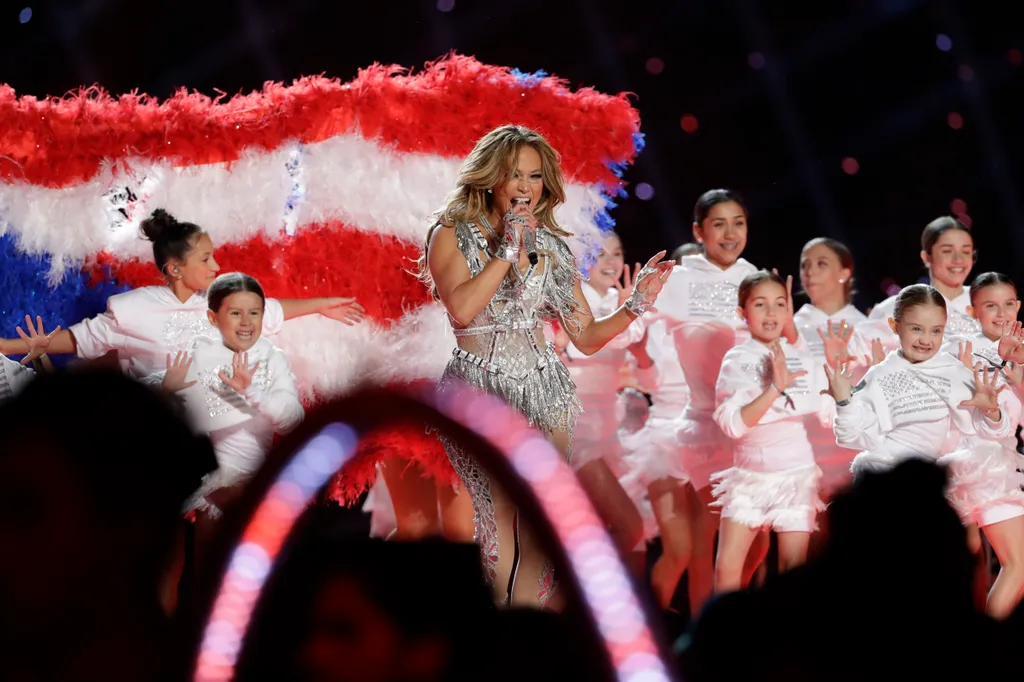 LOPEZ, Jennifer Miami Gardens, 2020. február 3.
Jennifer Lopez amerikai énekesnő fellép a profi amerikaifutball-liga (NFL) döntője, a Super Bowl félidejében Miami Gardensben 2020. február 2-án. Az NFL 54. szezonjának nagydöntőjében a Kansas City Chiefs és