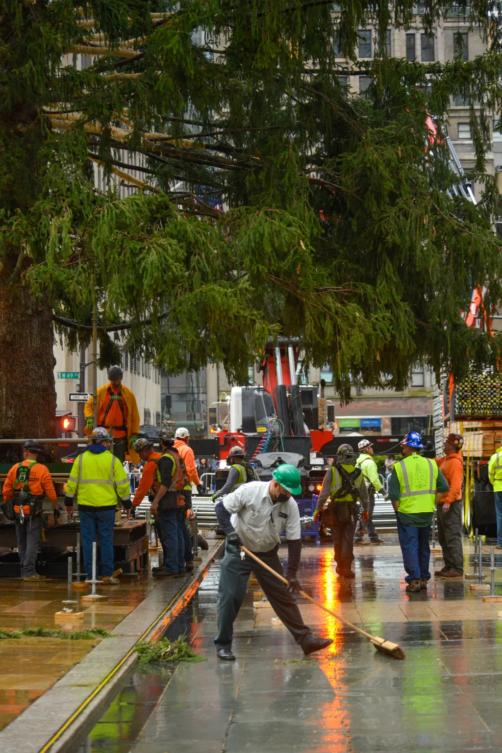 79-foot Christmas Tree Arrives In New York City's Rockefeller Center NurPhoto General news November 13 2021 13th November 2021 Rockefeller Plaza Trees Vertical, Karácsonyfa 