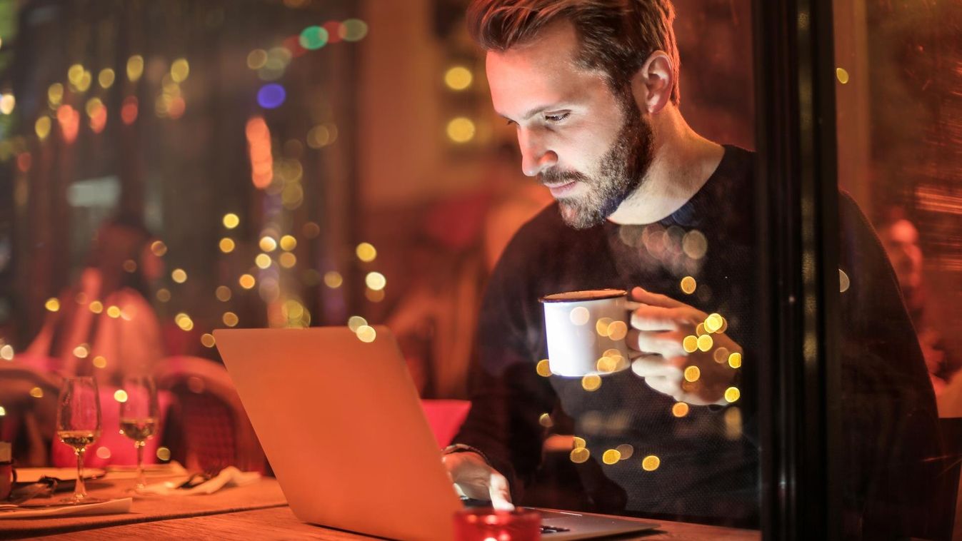 laptop notebook internet browsing coffee shop böngészés kávézó 