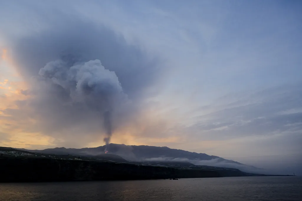 Cumbre Vieja vulkán, vulkánkitörés, Kanári-szigetek, Spanyolország, La Palma, láva 