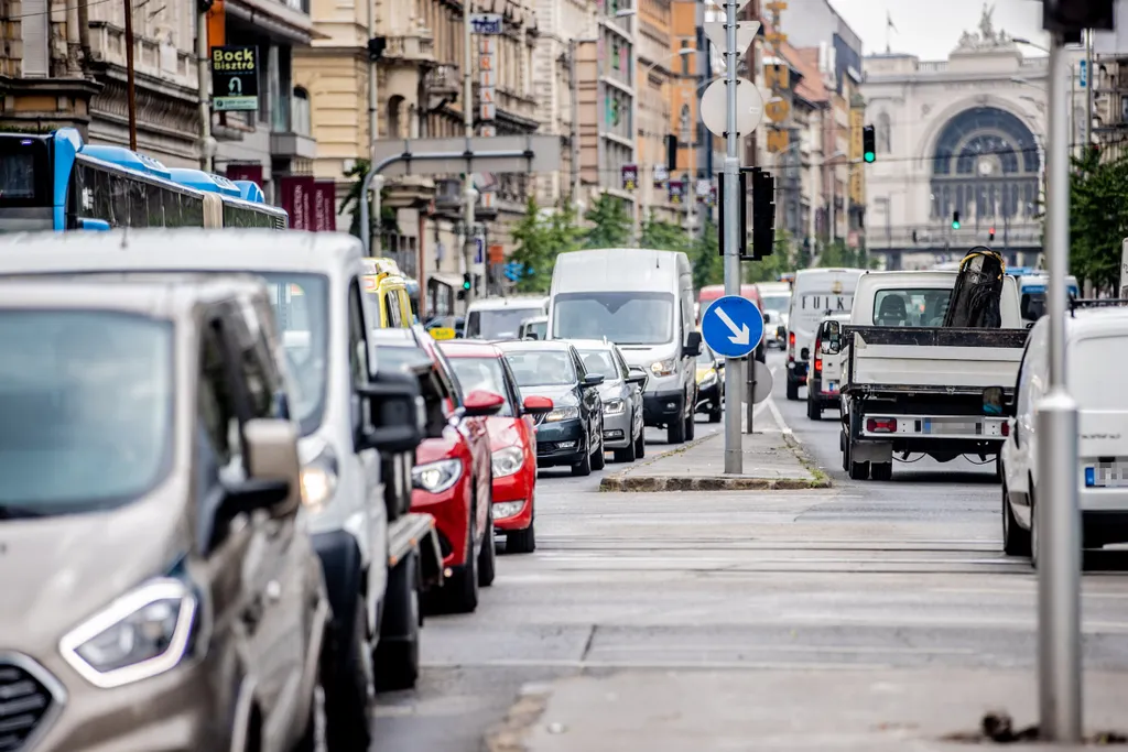 2021.07.12. Budapest, Blaha Lujza tér, dugó, közlekedés, építkezés, autó, BKV, busz, fennakadás, munkagép, torlódás 