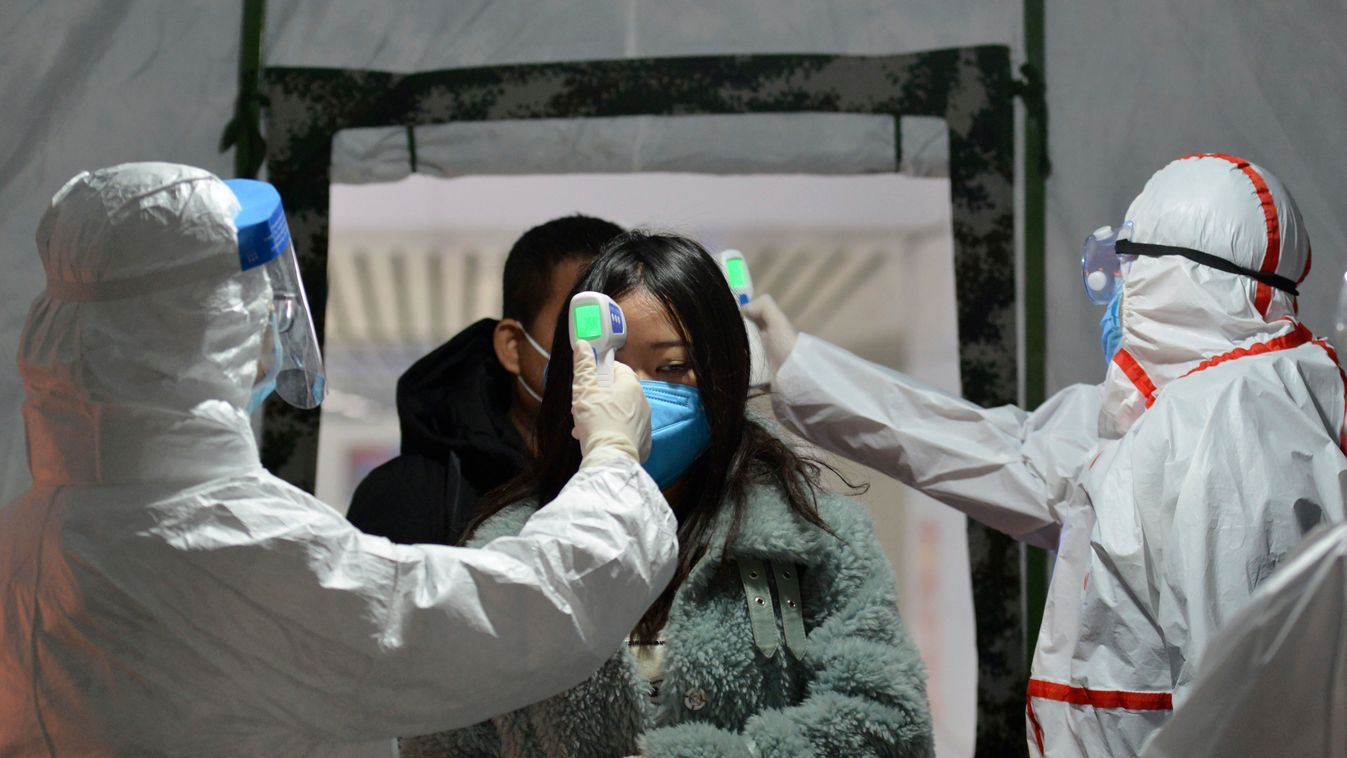 Fujang, 2020. január 29.
Az utasok testhőmérsékletét ellenőrzik egészségügyi dolgozók az Anhuj kínai tartománybeli Fujang egyik vasútállomásán 2020. január 29-én. A kelet-kínai Vuhan nagyvárosban január elején felismert, tüdőgyulladást okozó koronavírus h