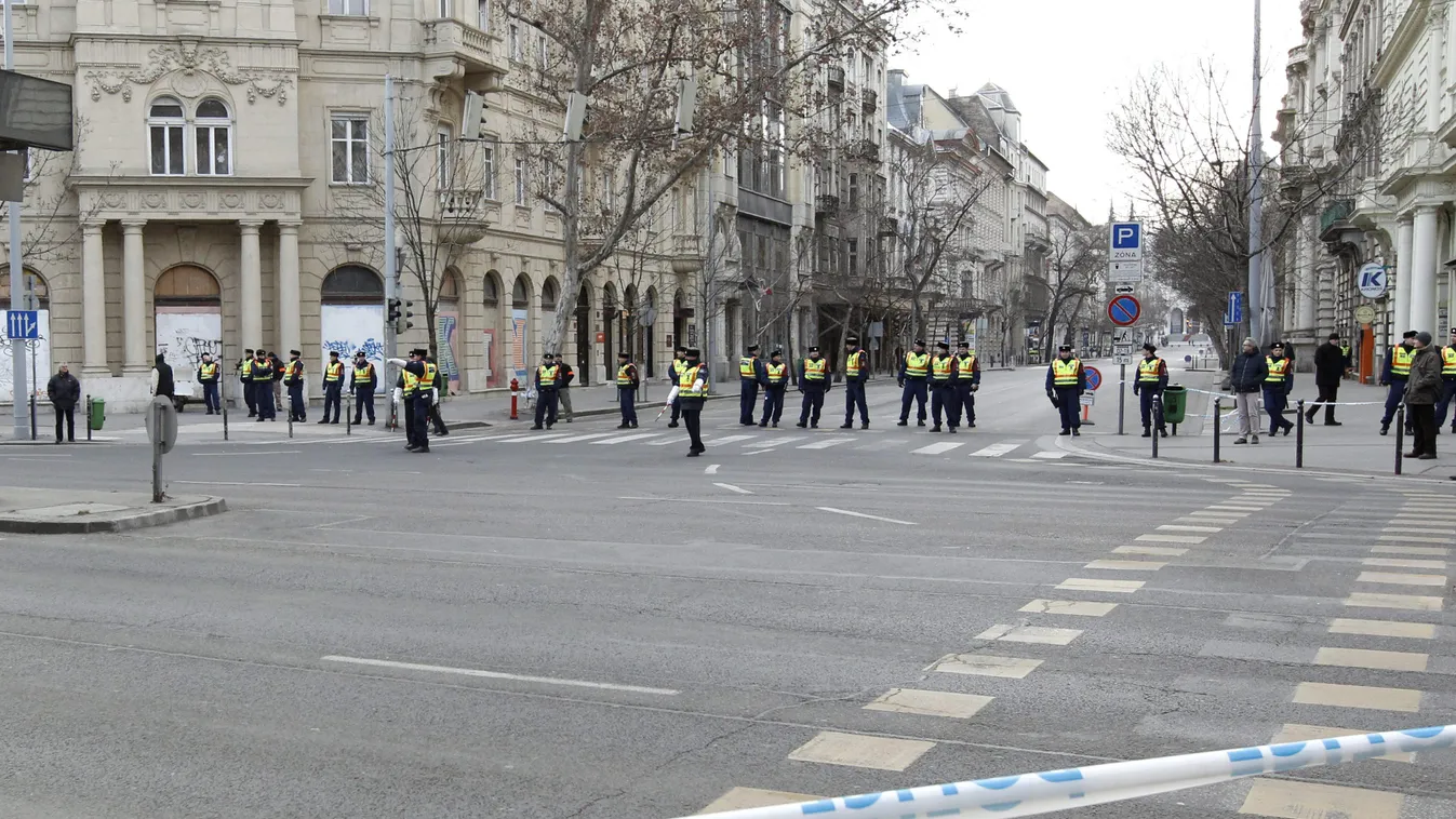 PUTYIN, Vlagyimir Budapest, 2015. február 17.
Rendőrök biztosítják az Országház előtti Alkotmány utcát Vlagyimir Putyin orosz elnök érkezése előtt 2015. február 17-én.
MTI Fotó: Szigetváry Zsolt 