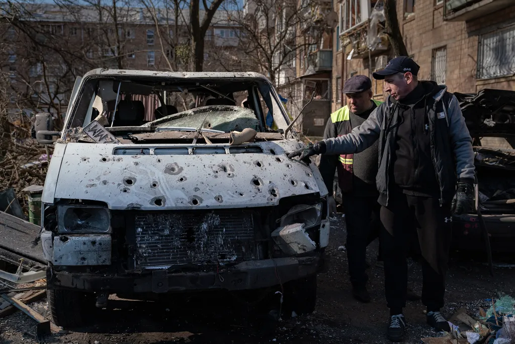 Ukrán válság 2022, orosz, ukrán, háború, Ukrajna, Kijev, tüzérségi támadás, megrongálódott autó 