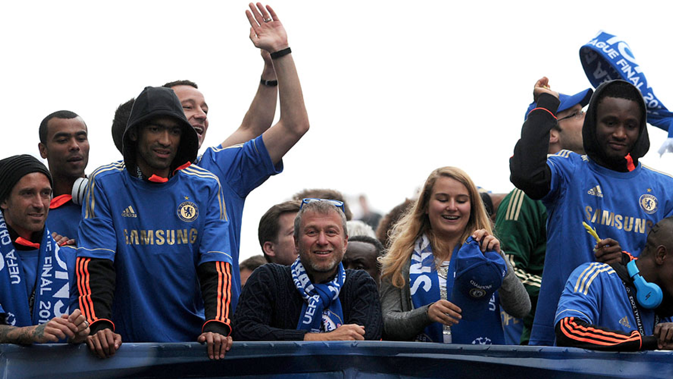 Premier League, Roman Abramovich, a Chelsea tulajdonosa és a csapat játékosai az FA kupa és BL győzelem utáni felvonuláson Londonban