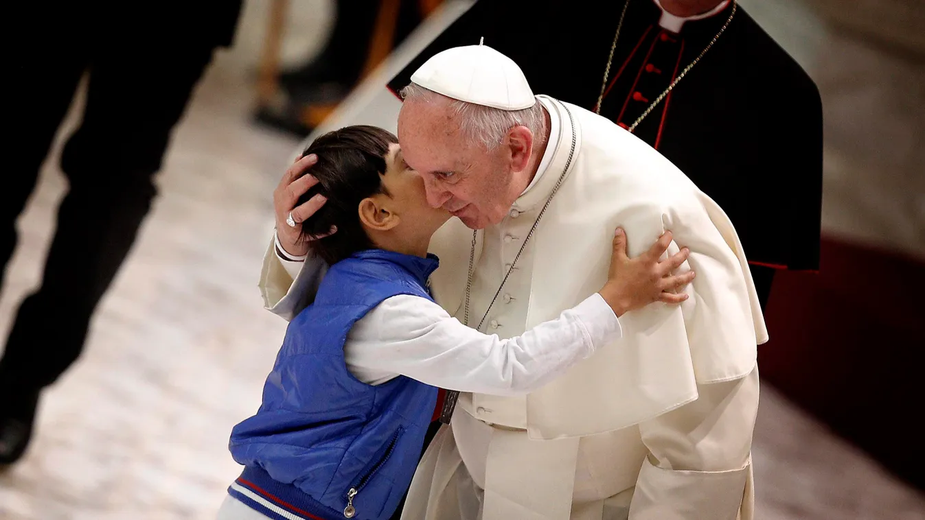 Ferenc pápa gyerekeket fogad a Vatikán VI. Pál termében 