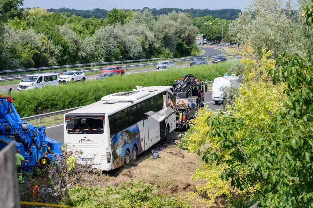 busz, baleset, M7, autópálya, sérült, halott, Felborult egy busz az M7-esen, nyolc ember meghalt, autóbusz az M7-es autópálya Szabadbattyán A buszon Horvátországban nyaraló magyar turisták utaztak. 