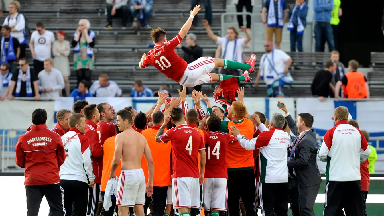 Helsinki, 2015. június 13.
Stieber Zoltán gólszerzőt dobják a levegőbe az Európa-bajnoki selejtezősorozat F csoportjában játszott Finnország - Magyarország labdarúgó-mérkőzés végén Helsinkiben, az olimpiai stadionban 2015. június 13-án. Finnország-Magyaro